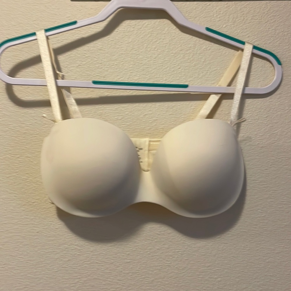 Never worn cream Warners bra 34D.
